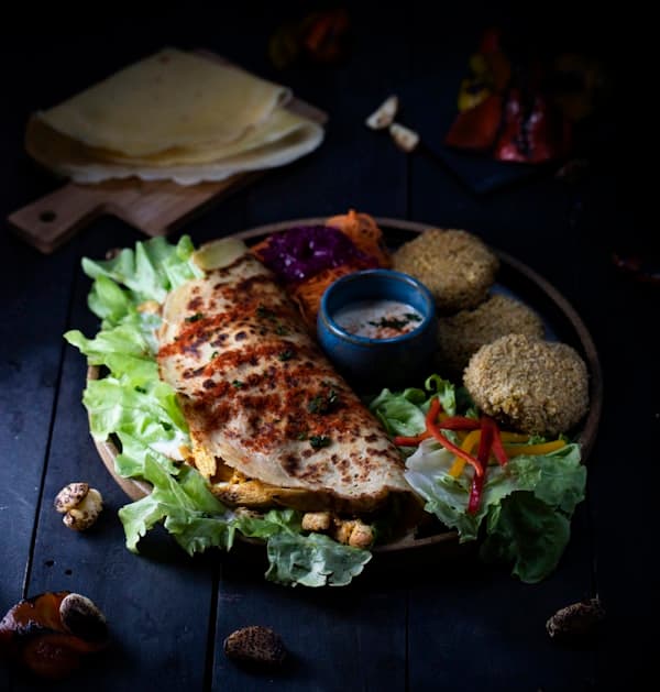 Gyros Teller — saftiges Fleisch vom Drehspieß